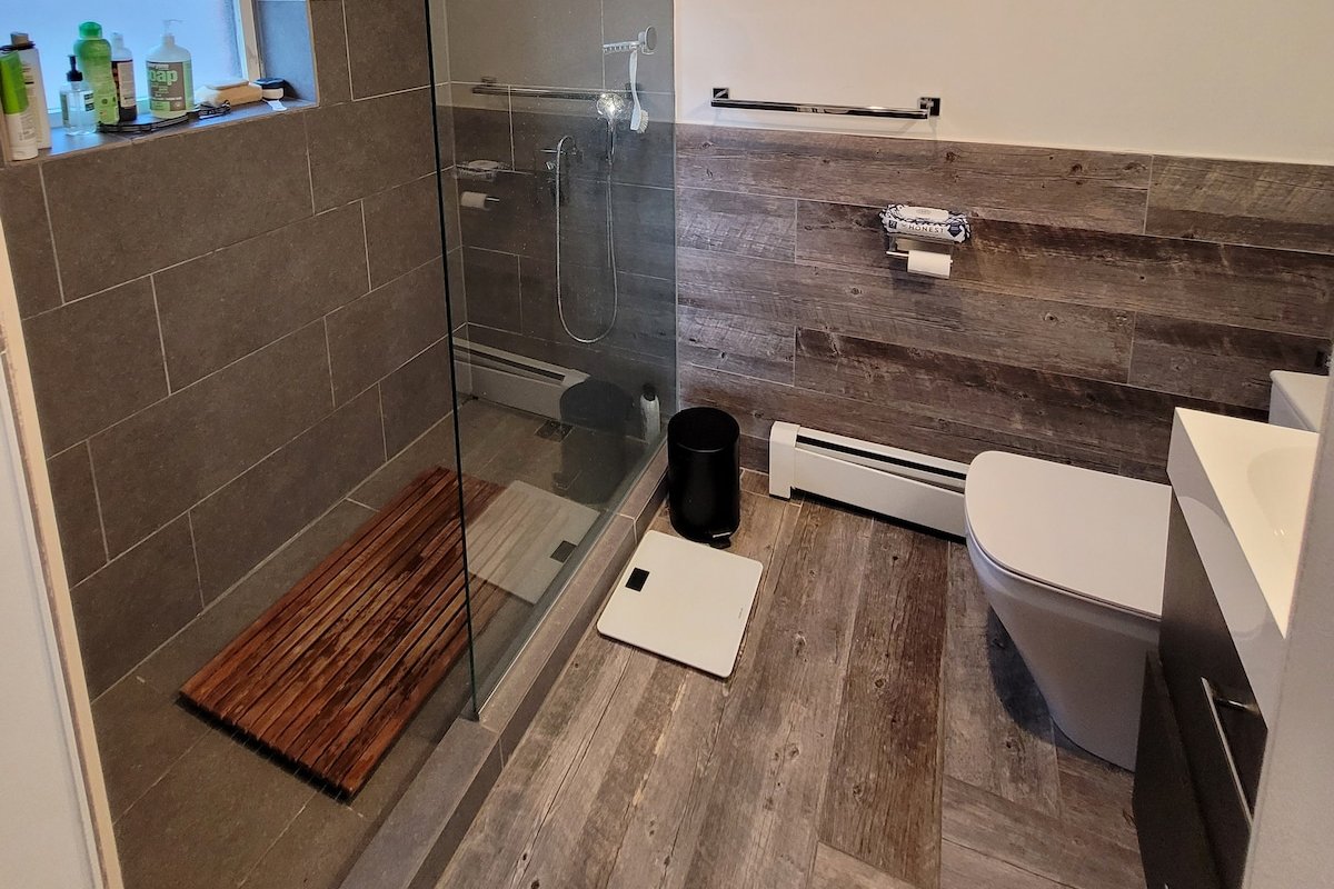 Quiet and Sunny 2BR/2BR with south-facing terrace gallery image 3