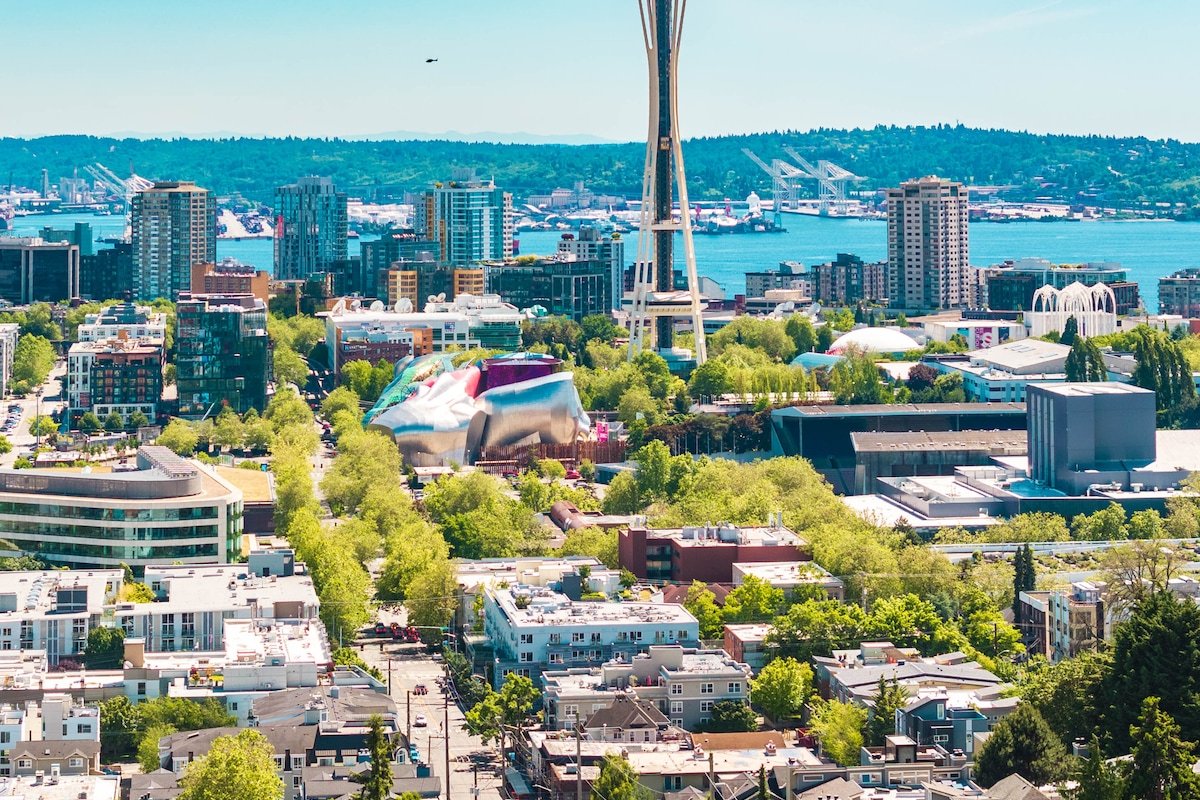 Space Needle Skyline Views | Luxury Queen Anne Gem gallery image 2