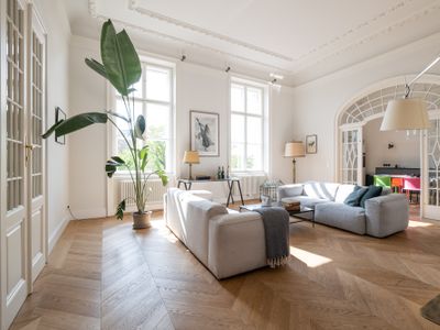 Ringstrasse Beletage with Library