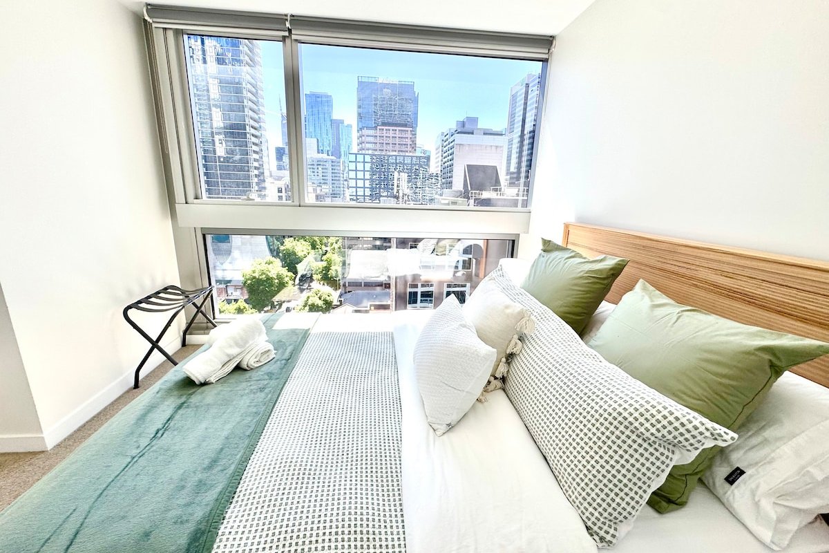 Central City Escape: Skyline Views, Pool & Carpark gallery image 4