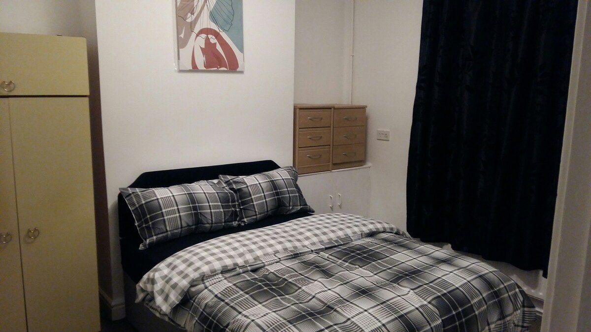 Cozy Three Bedroom Home Media City/ Free Beverages gallery image 5