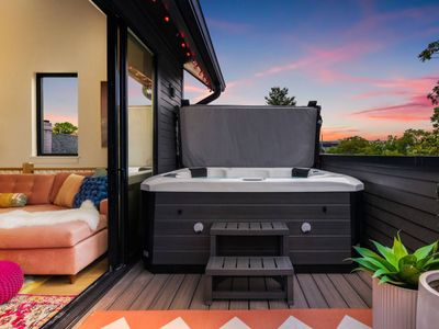 Livin’ Luxe on Music Row: Hot Tub + 1.5Mi to Bway