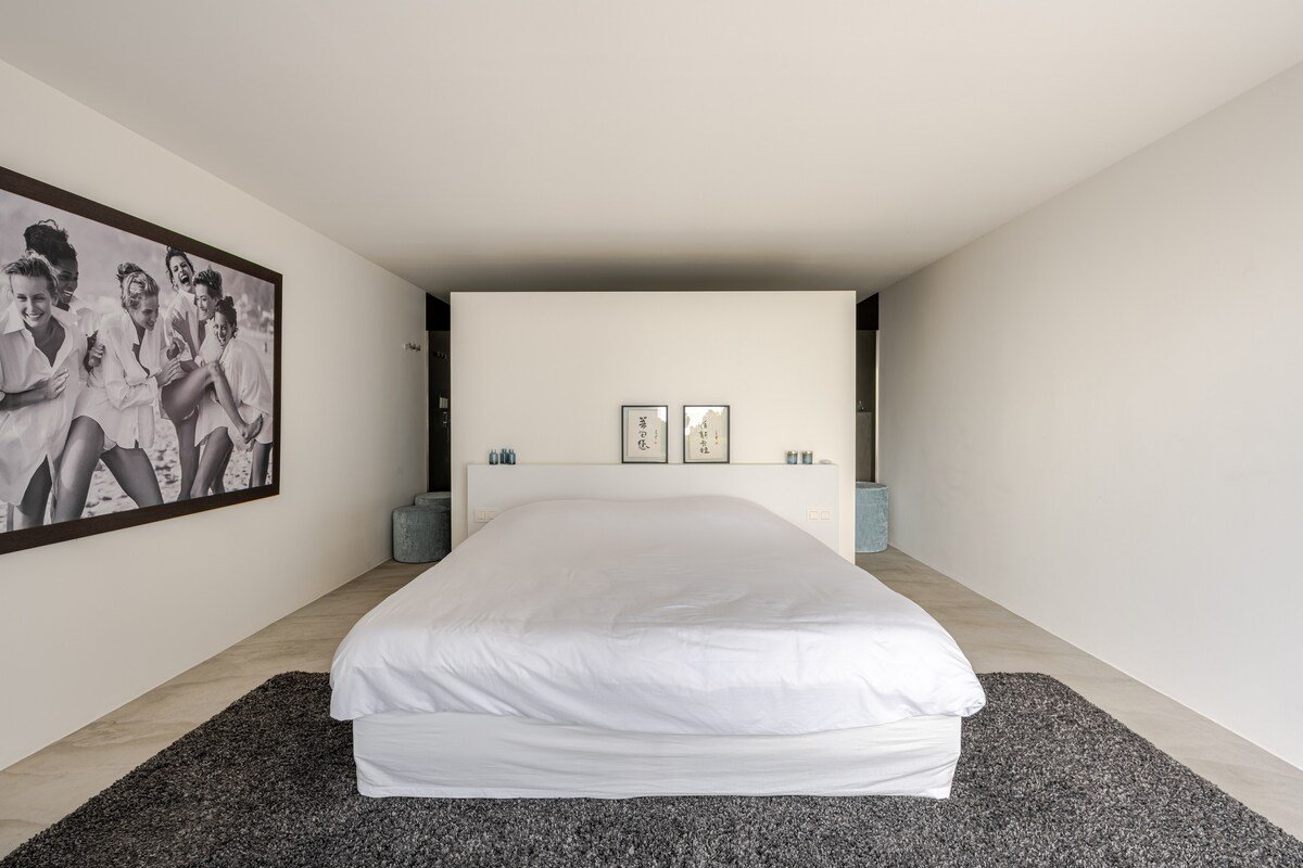 Architect-designed 5 Bedrooms Villa Cap d’Antibes gallery image 3