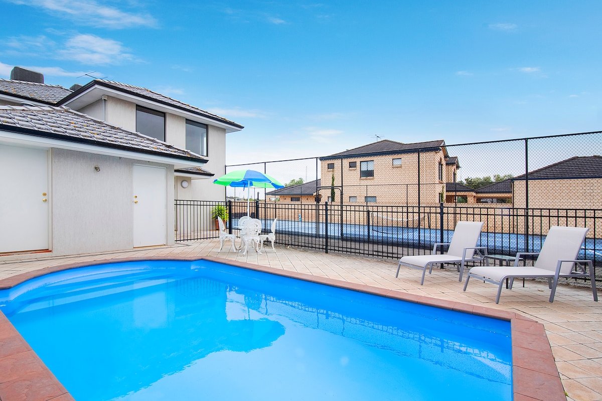 Canal Life – Private Pool and Tennis Court gallery image 4