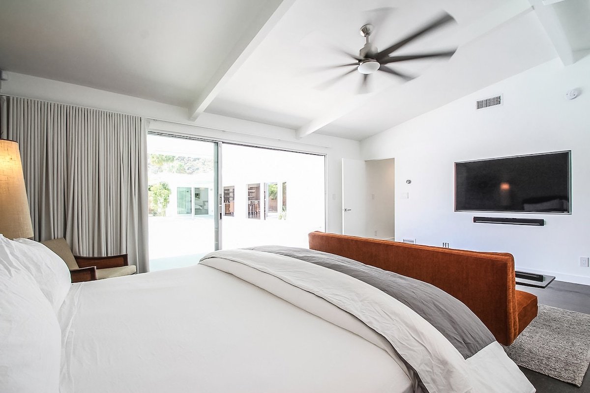 Viva Las Palmas – a Mid Century Modern Estate gallery image 3