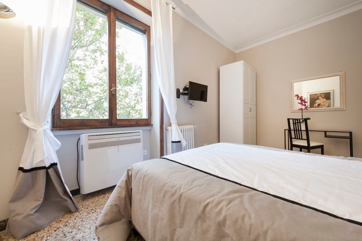 Authentic TrastevereApartment sleeps 6 2 bathroom gallery image 4