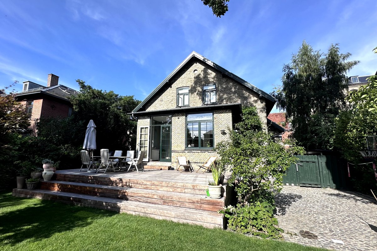 Luxurious, private & centrally-located Villa