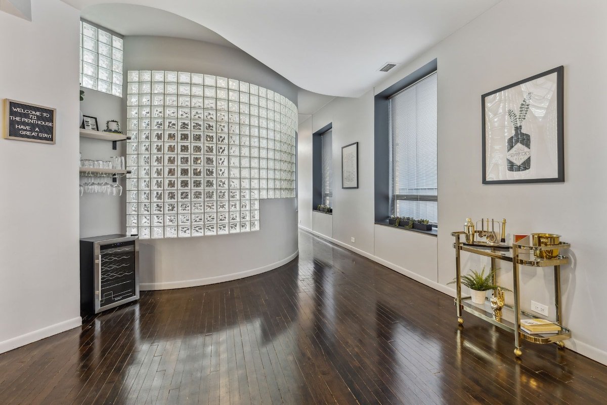 711 The Penthouse gallery image 4