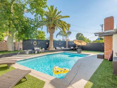 5 Bedroom retreat with large pool and yard