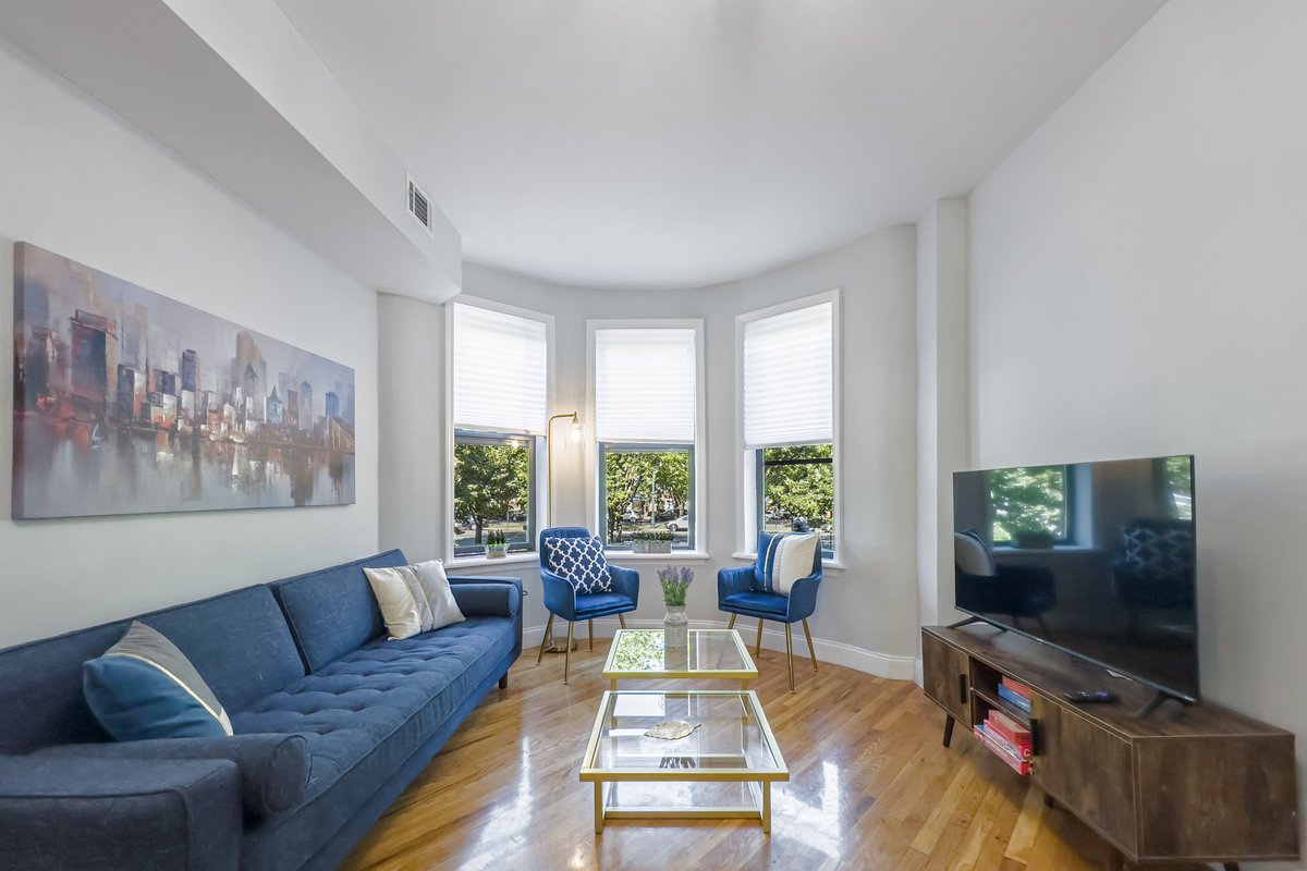 Modern 5 Bedroom 2 Bath 2 Min to train