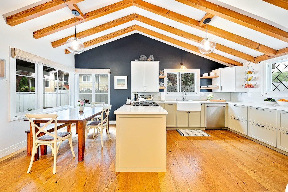 Gorgeous 4-bd Haven, steps from Windansea Beach gallery image 2