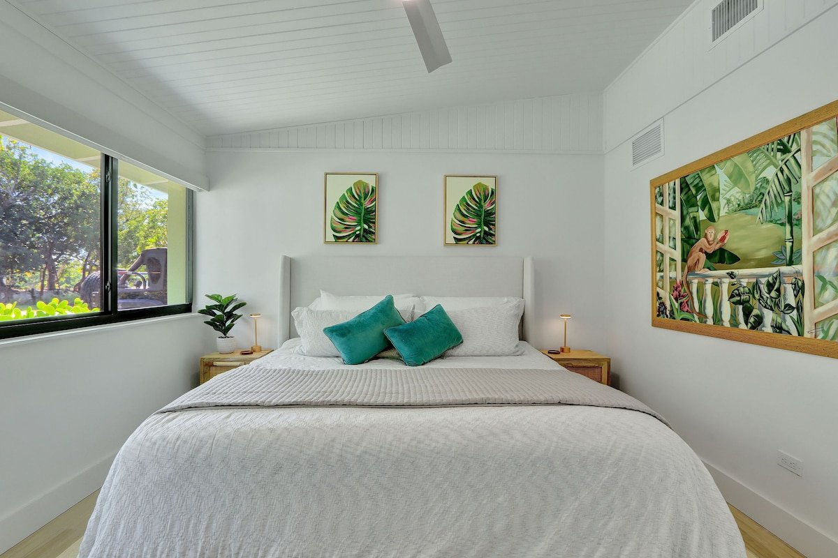 New Waterfront Luxe: Pool-Spa-Dock-Beach-Gulf View gallery image 5