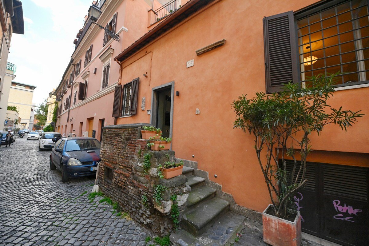 Quiet terrace and garden in Trastevere heart gallery image 5