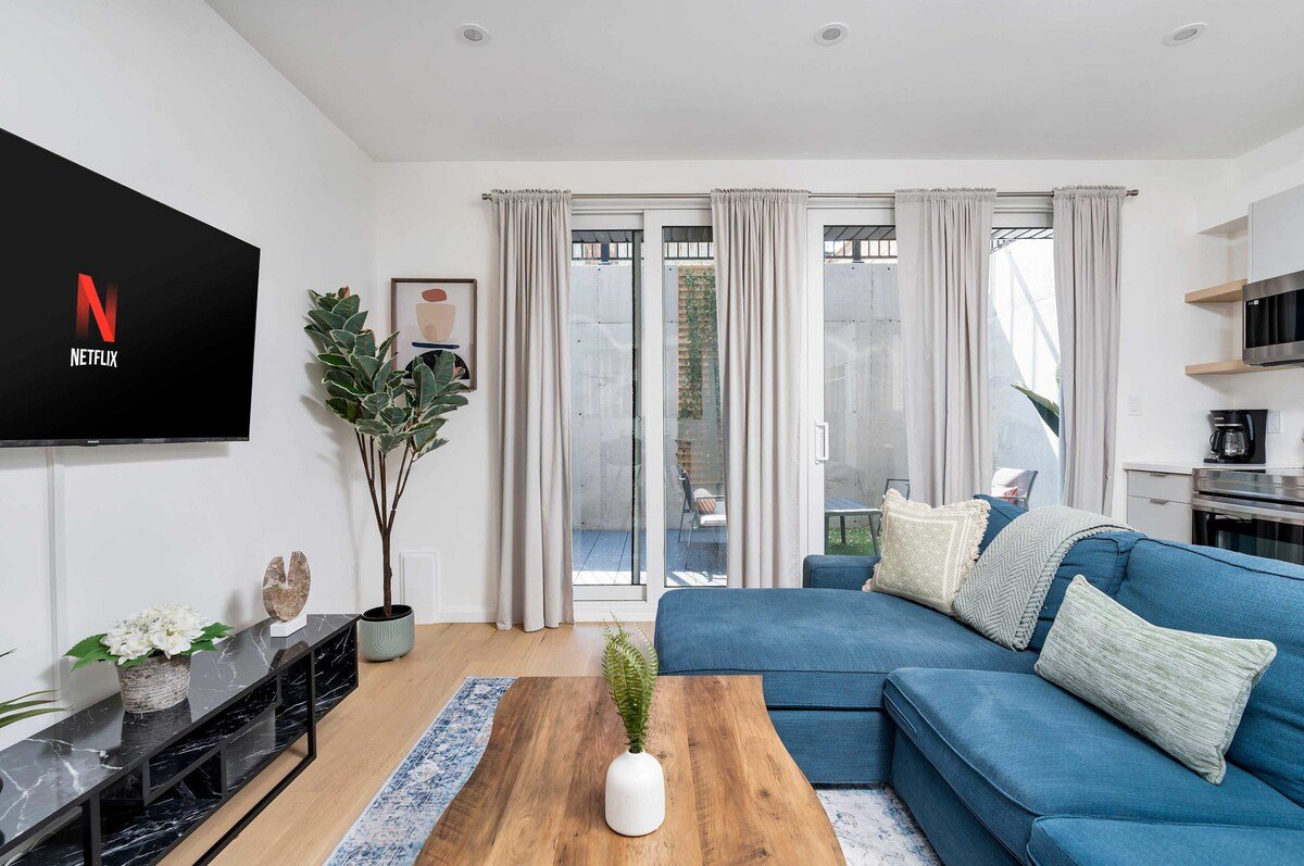 Luxury 3-Bedroom Oasis at College & Bathurst! gallery image 2