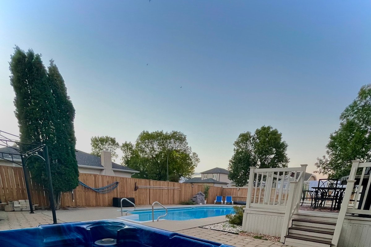 hot tub-Pet friendly- Attached garaged/driveway gallery image 2