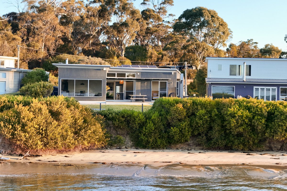 Family Friendly! Bluff Cove – Beachfront House
