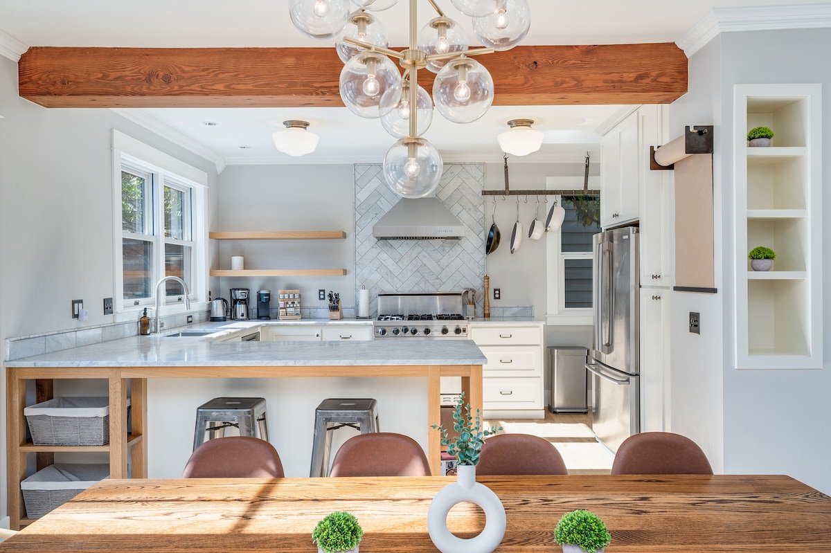 Charming 4B2B SFH Walk to CapHill w/ Backyard gallery image 3