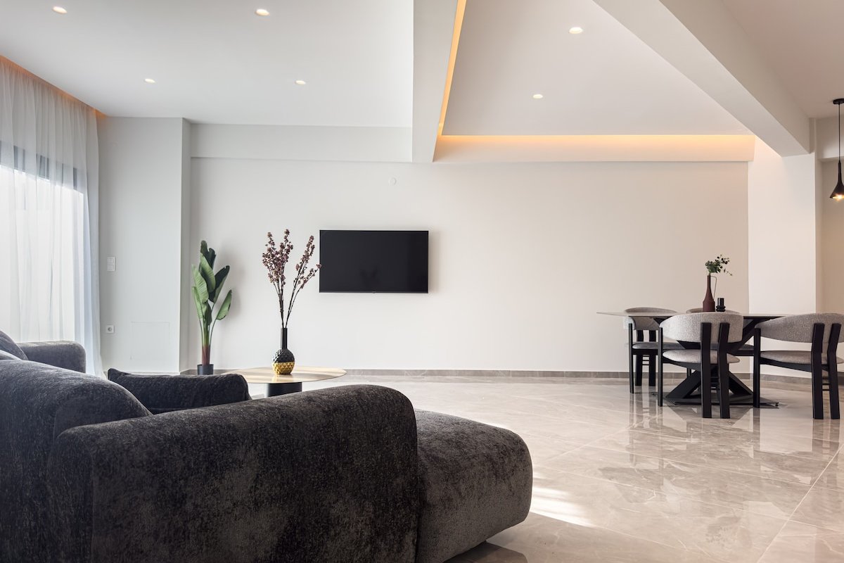 Villa 8 Family Suite with 3 beds and balconies gallery image 3