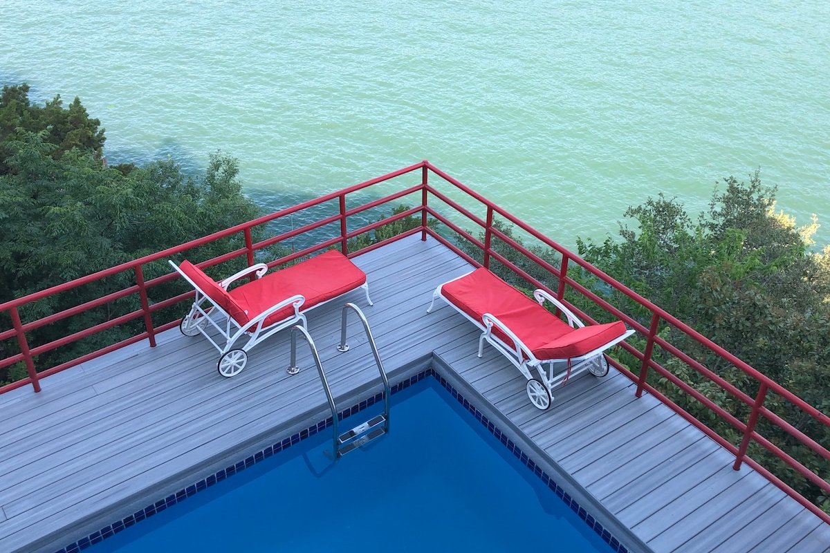 Lake Bluff House 6 Hole Mini Golf and Waterfall gallery image 4