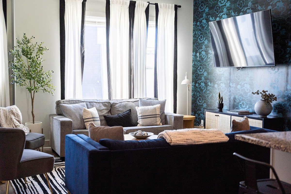 Luxe Nashville Home| Downtown Views + Rooftop gallery image 4