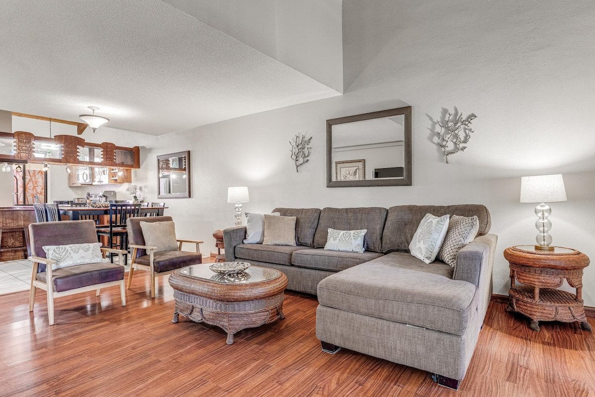 Large 3 Bedroom Condo Across From Beach! Pool & Ho gallery image 4