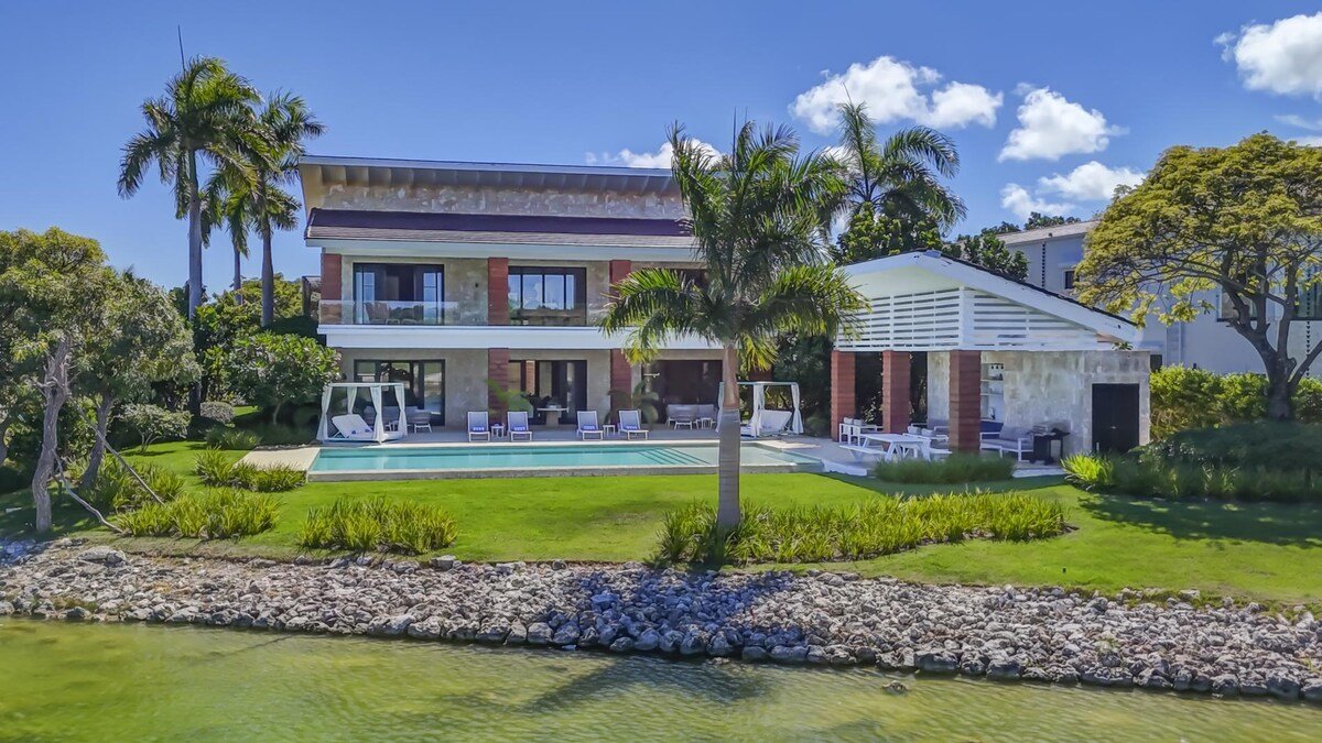 Hacienda A39 – Outstanding Lakefront Villa