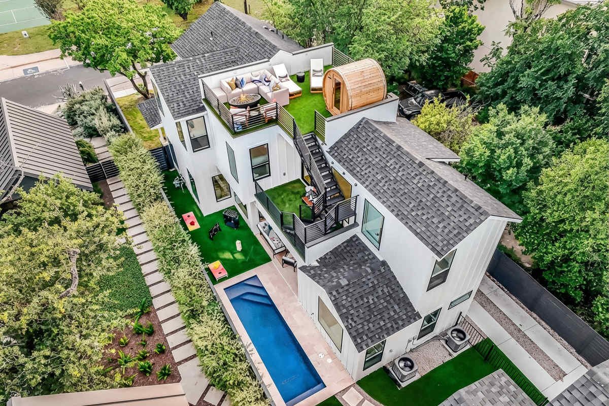 Rooftop View|Downtown 10 Mins|Heated Pool & Sauna gallery image 2