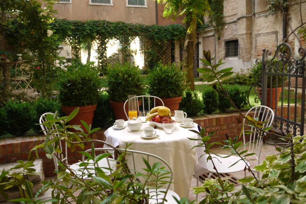 Charming central apartment with garden gallery image 3