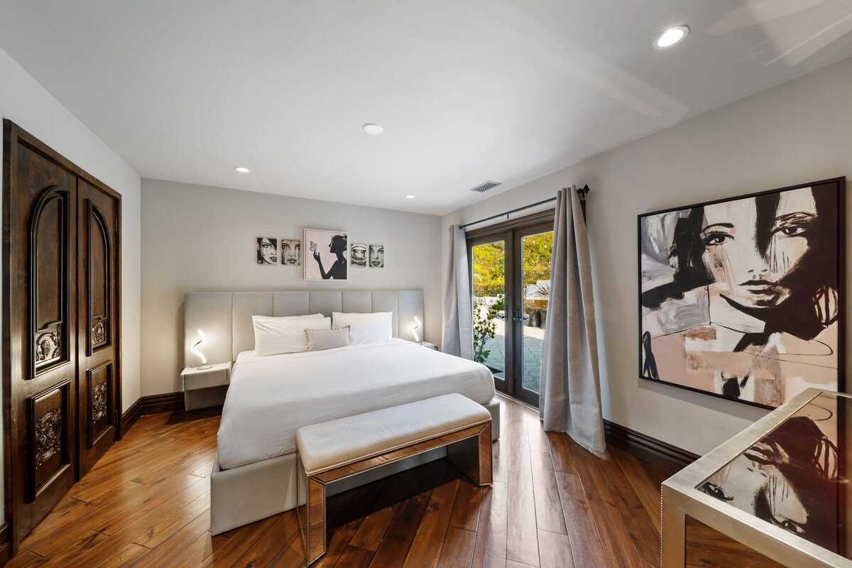 Elegant La Jolla Villa – Ocean Views & Pool gallery image 5