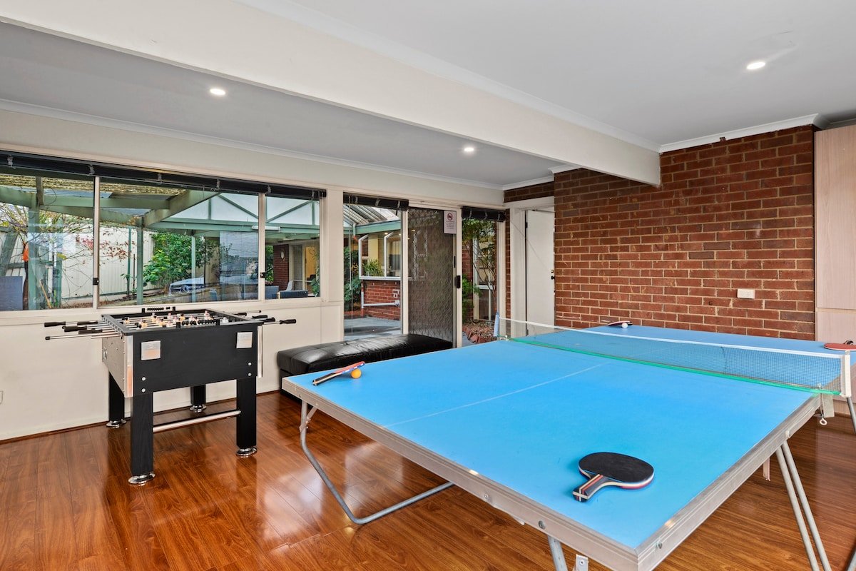 Huge Family Home! 5 mins/Airport, 15 mins/City gallery image 3