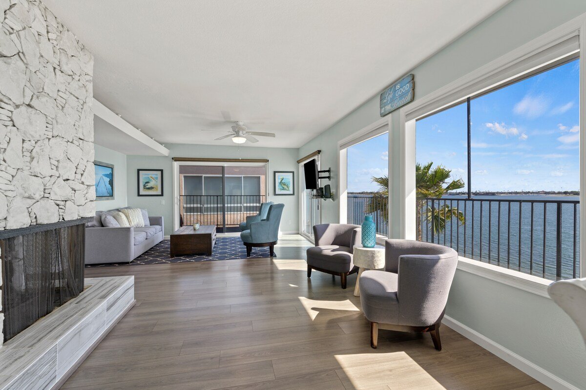 Gorgeous TOP floor Penthouse ON the Bay! #4 gallery image 3