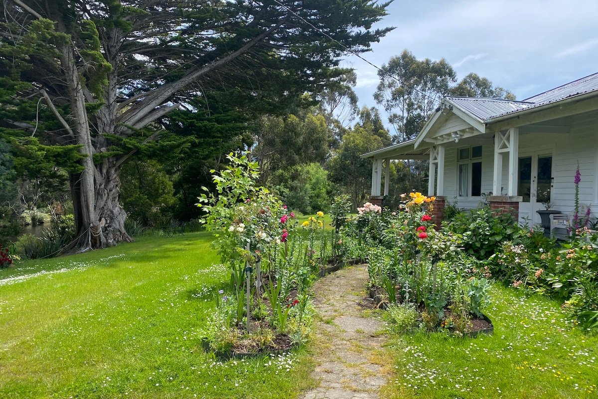 Luxury 3-BR Riverside Homestead Retreat gallery image 2