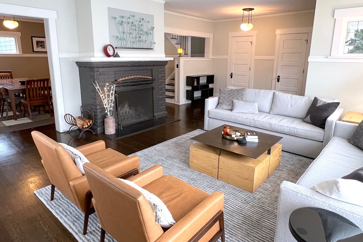 Hilltop House: Great Location, New Furnishings gallery image 3