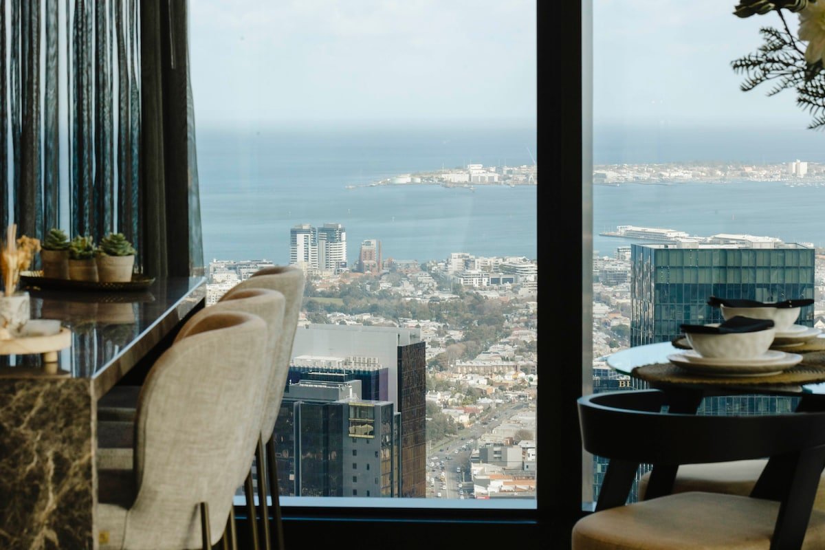 Luxury Apartment in Australia’s Tallest Building gallery image 3