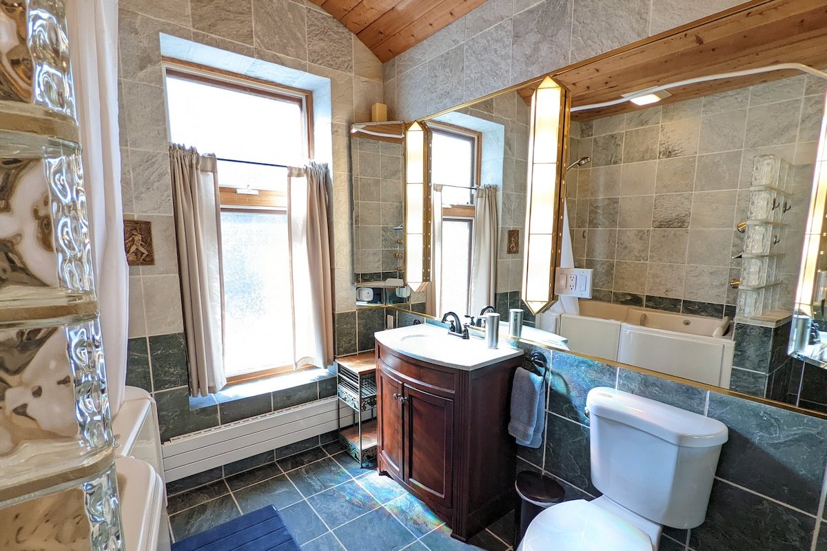 Splendid Quiet Two Bedrooms w/Pvt Bath – Near Lake gallery image 4