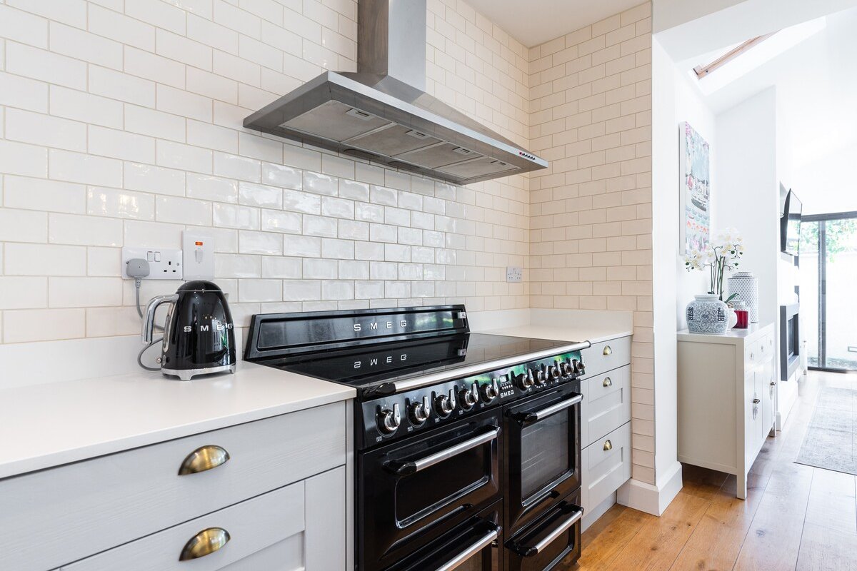 Superb 4 bed in prime location! gallery image 5