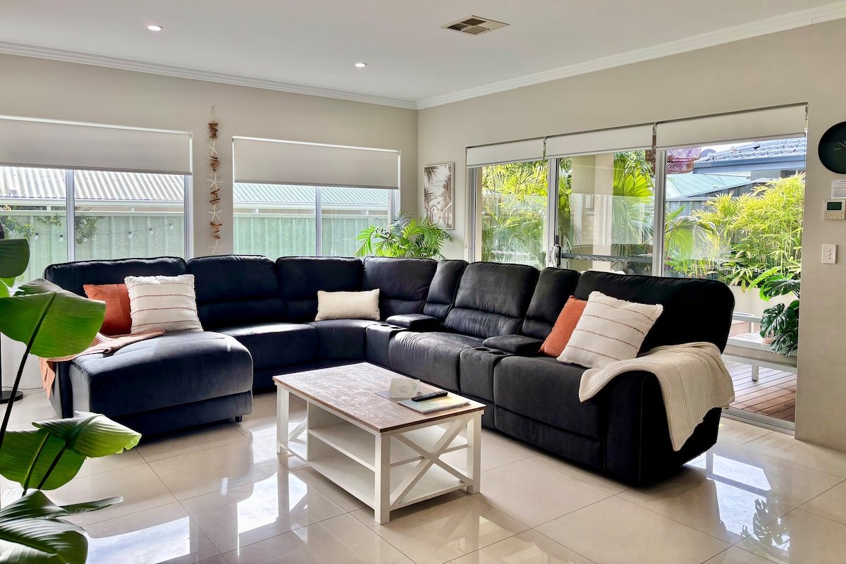 Amazing Group Stay! 2 Kitchens, 6 b/r,4 bathrooms! gallery image 3