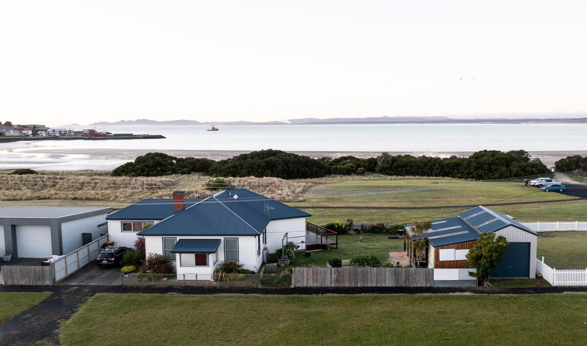 Stanley Beach House with Stunning Nut Views! gallery image 3