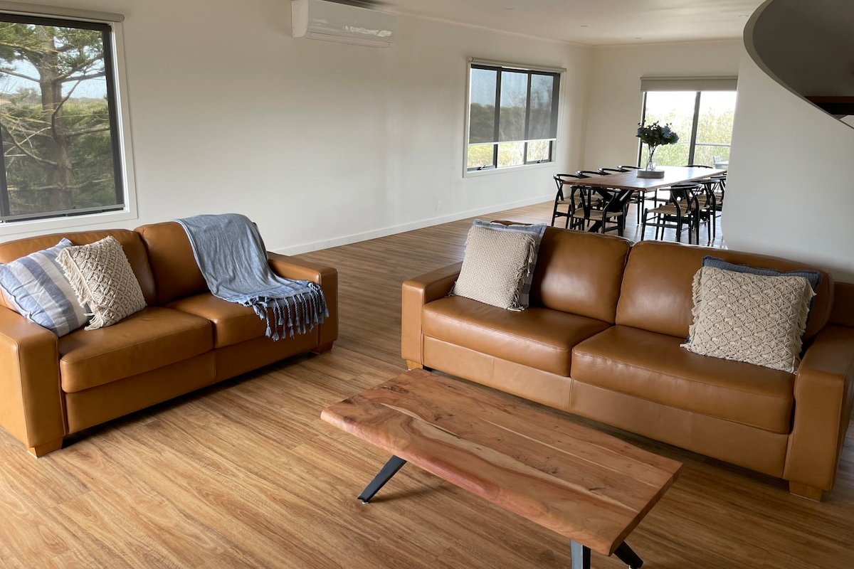 Views retreat Minutes to hot springs and beach. gallery image 2