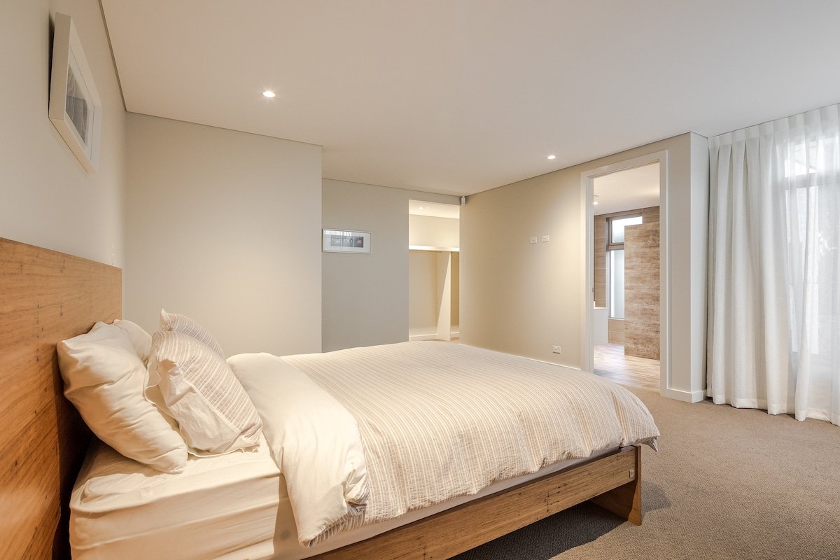 La Vacanza—Luxe Spacious Home with Ocean Views gallery image 4