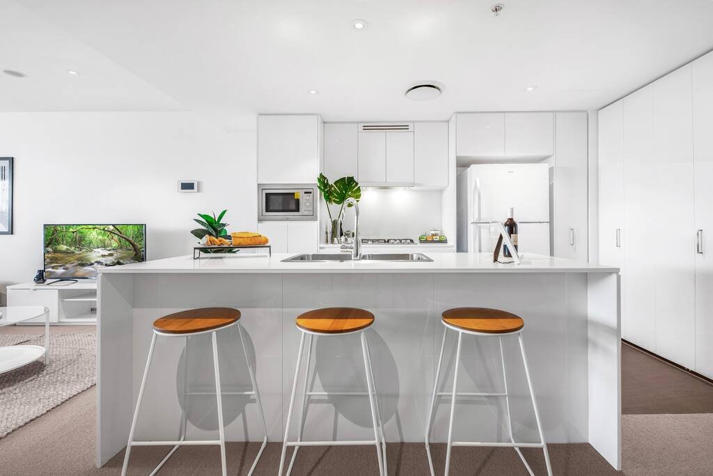 4BR Luxury Skytower |Views|CBD|Pool|Gym|Netflix gallery image 4