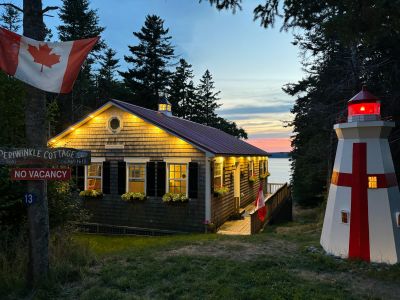 PERIWINKLE COTTAGE BY THE SEA-PRIVATE AND COZY