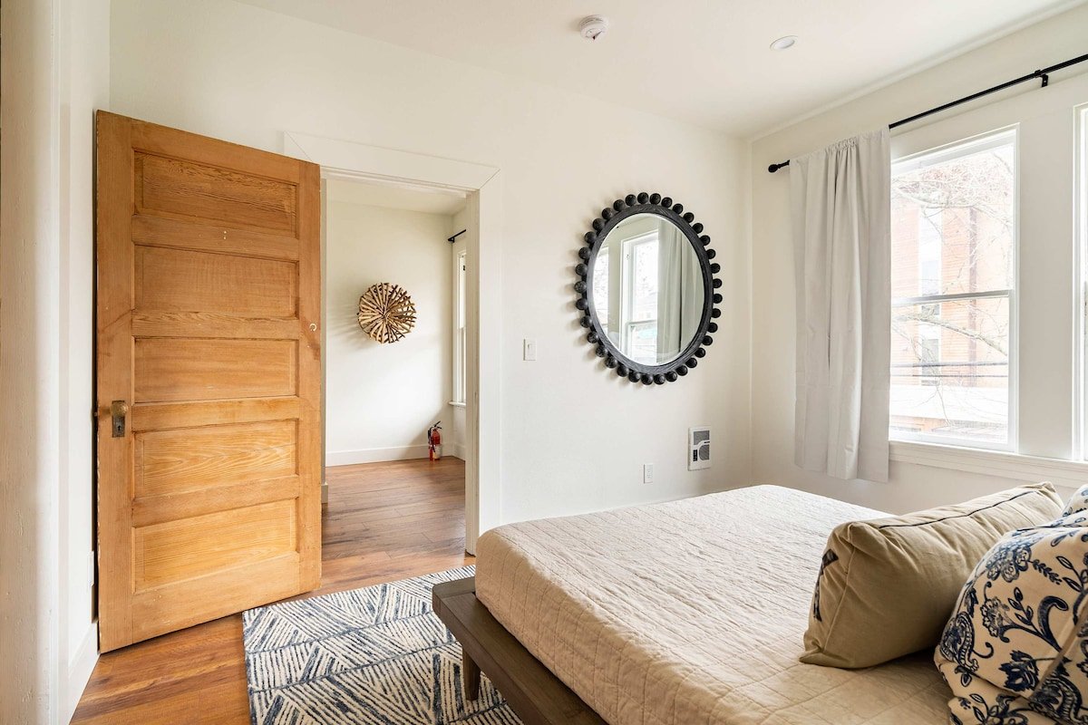 3BR – Sleeps 6 – Steps to NW 23rd – Fast WiFi gallery image 5