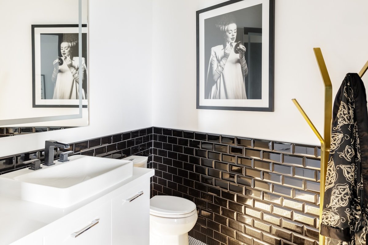 Walk to the Hollywood Bowl from a New House with a Jacuzzi gallery image 4