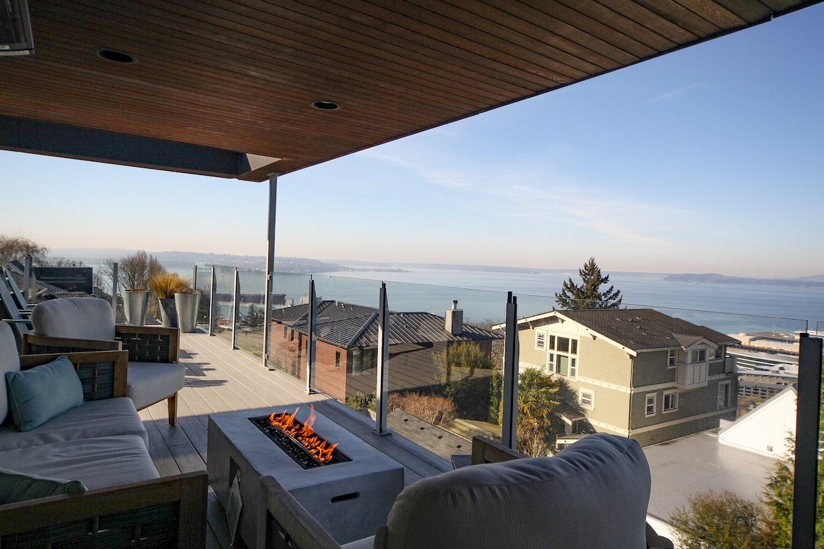 Luxe Mod City Home +Hot Tub+Parking+AC+Bag storage gallery image 2