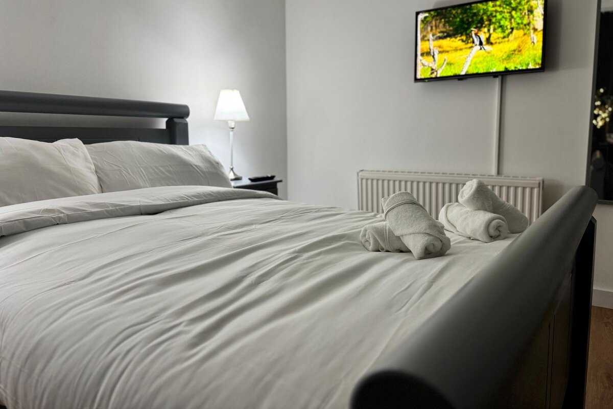 North London Spacious 7- Bedroom house gallery image 5