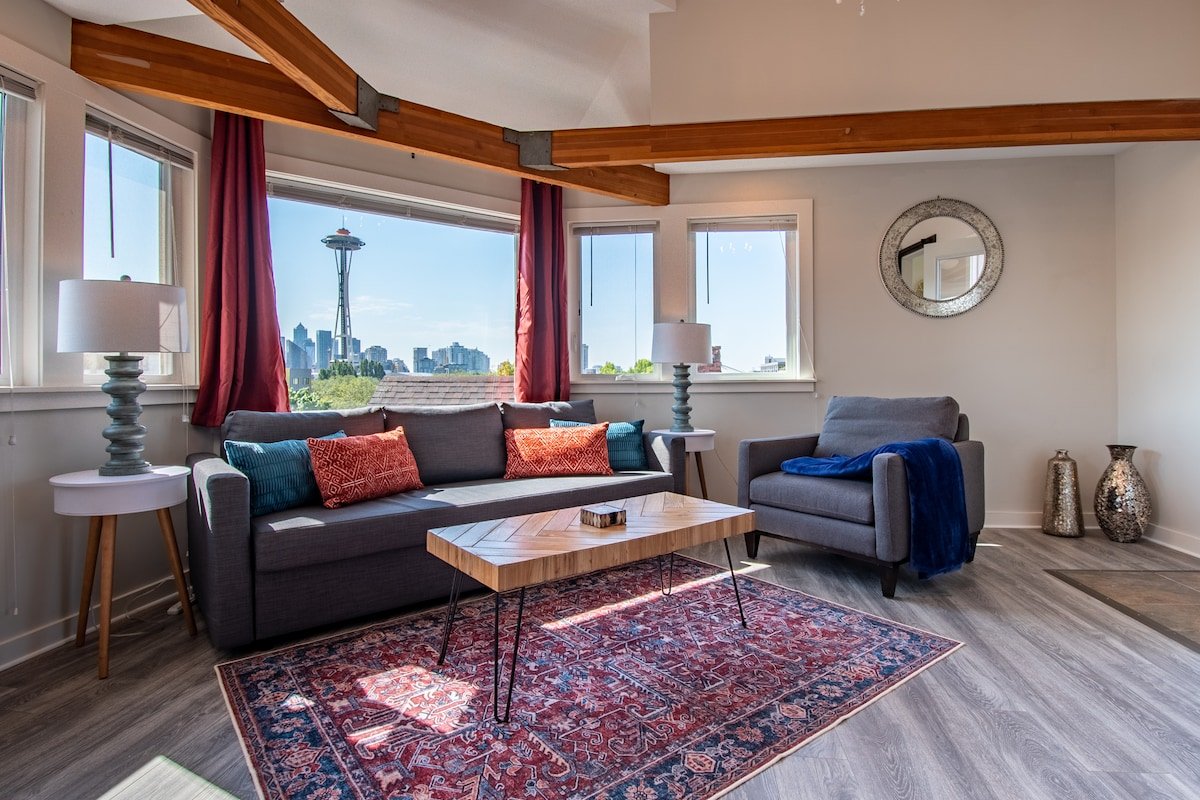 Enchanting 3 Bedroom Home with Space Needle Views! gallery image 2