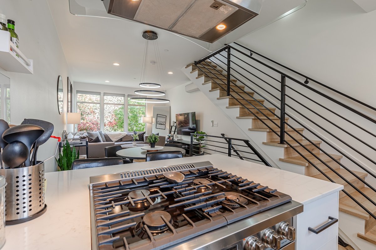 Modern Townhouse Perfect for Groups & Good Vibes gallery image 3