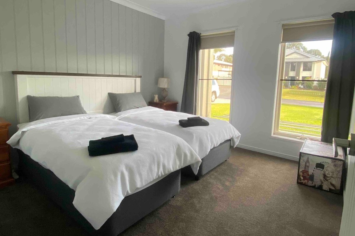 Golf course /lake views. Whole home. Suits 8 adult gallery image 4