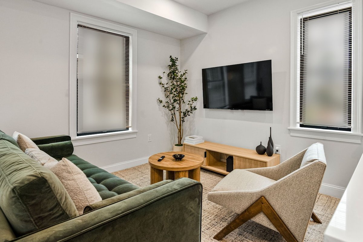 Modern 5B3B in Boston | Steps to the T gallery image 5